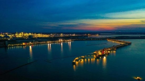 圖為中科煉化自建港口碼頭，30萬(wàn)噸級(jí)原油泊位