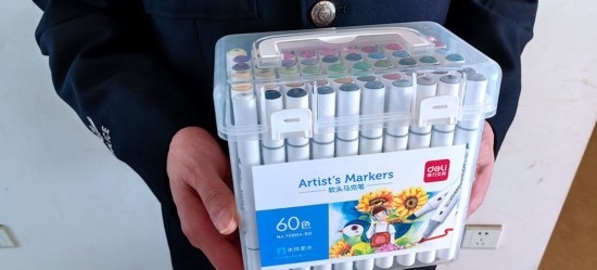 民警送上的馬克筆。資陽(yáng)市公安供圖