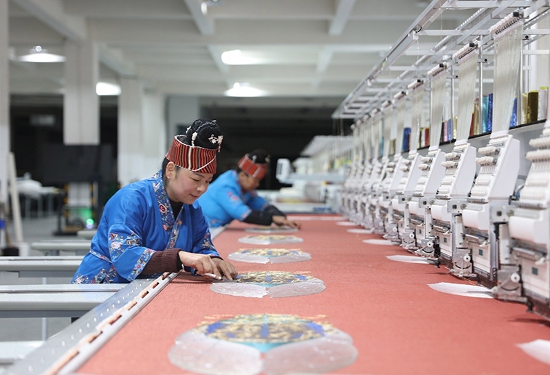 2023年2月13日，貴州省黔東南苗族侗族自治州施秉縣工業(yè)園區(qū)，工人在機(jī)繡車間作業(yè)。