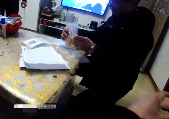 失主對(duì)照清單清點(diǎn)黃金等貴重物品。資陽(yáng)市公安供圖