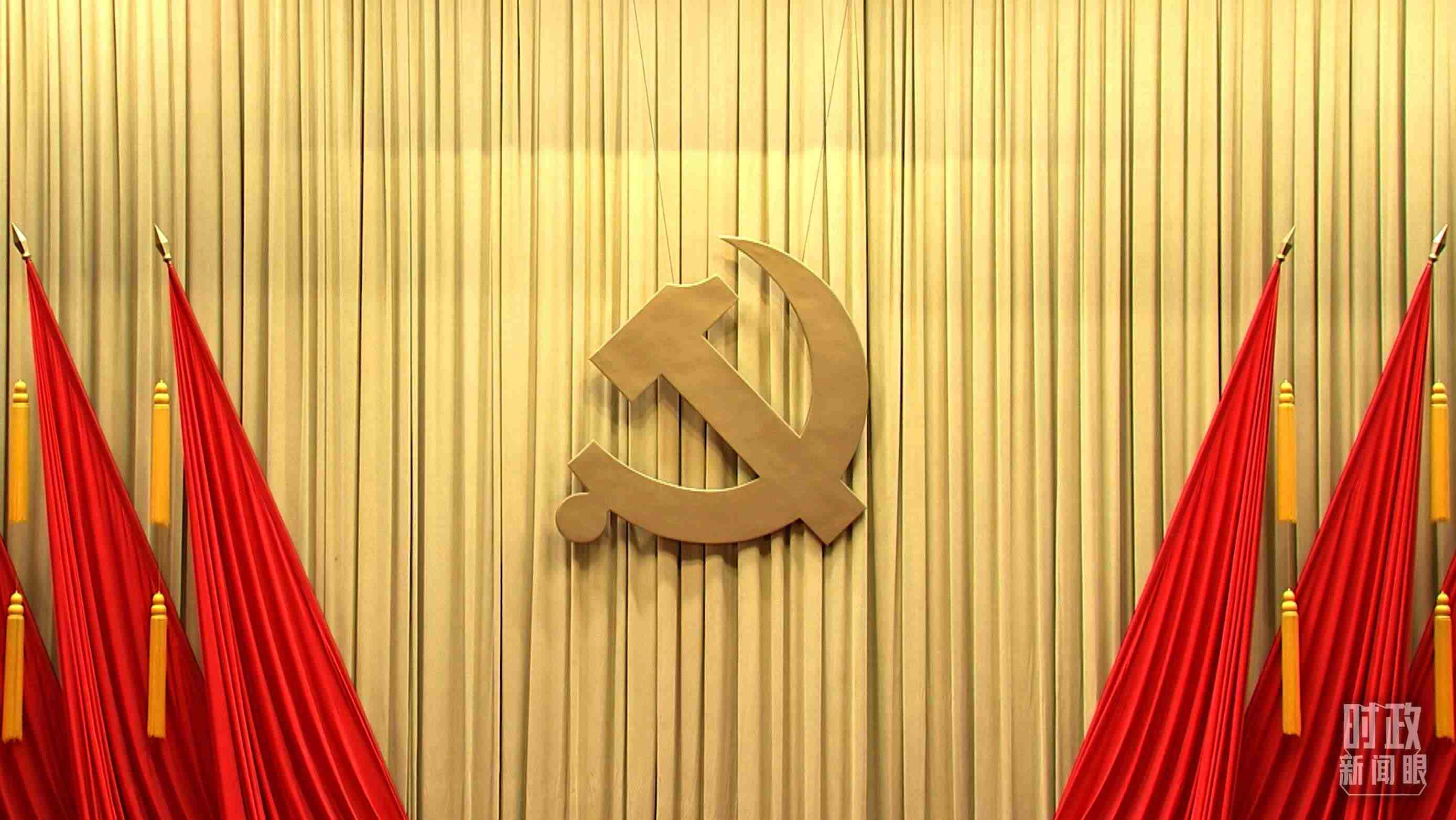 △會(huì)場(chǎng)上莊嚴(yán)的黨徽。（總臺(tái)央視記者郭鴻拍攝）