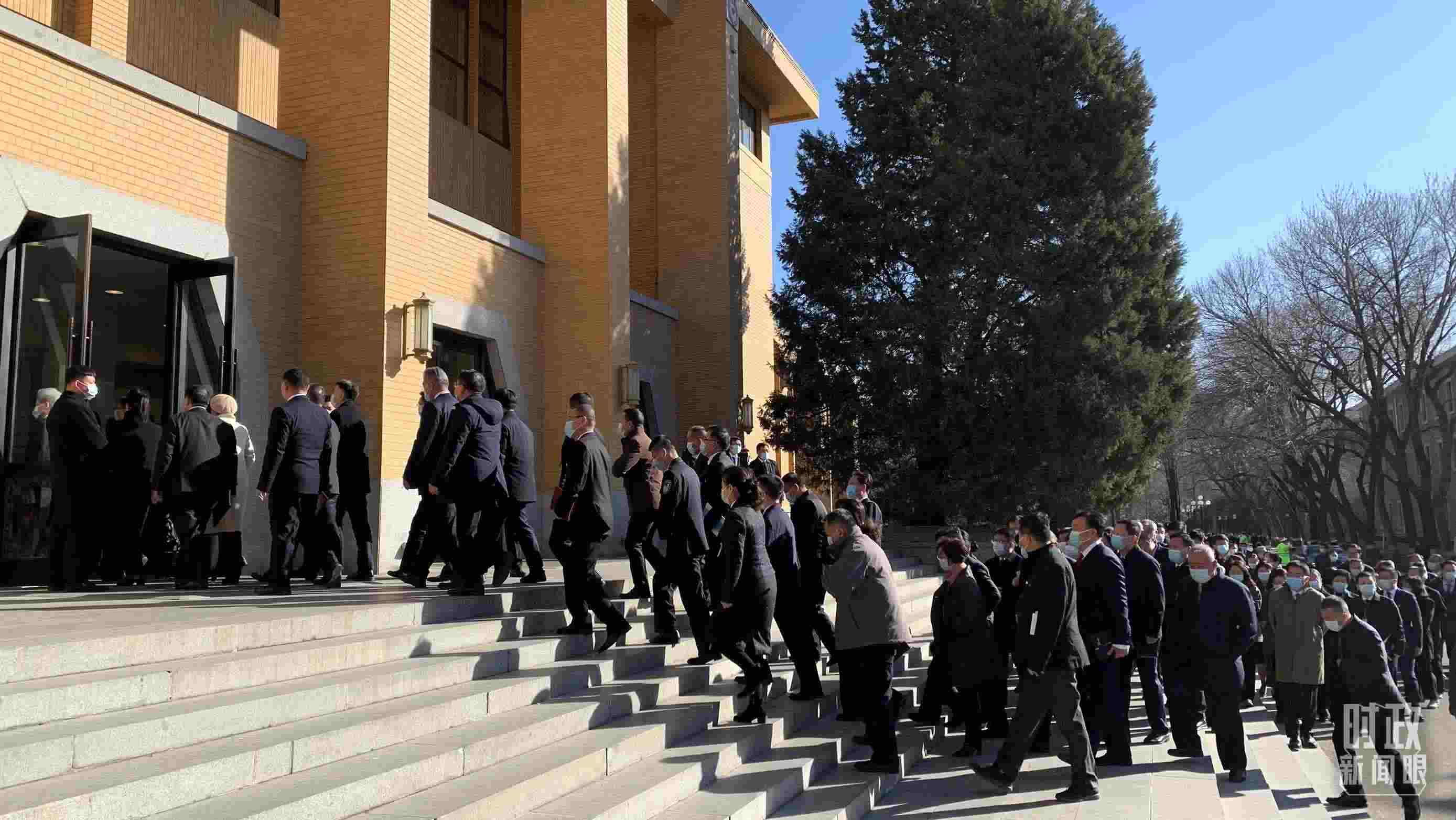 △參加這次慶祝大會(huì)暨開(kāi)學(xué)典禮的與會(huì)人員正在步入會(huì)場(chǎng)。（總臺(tái)央視記者段德文拍攝）