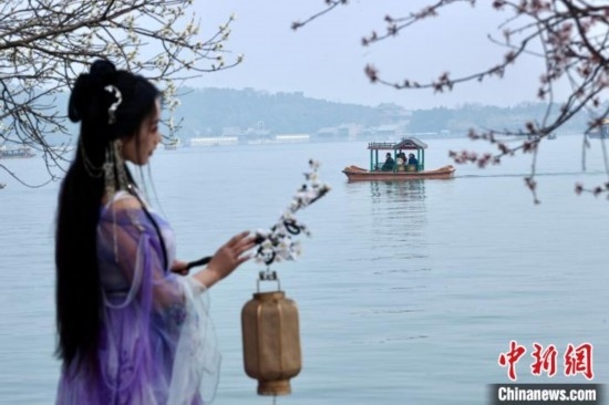 圖為游客在昆明湖畔游玩。<a target='_blank' data-cke-saved-href='/' href='/'><p align=