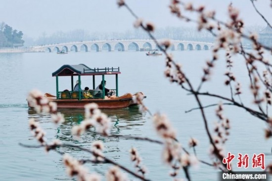 20日，頤和園游船開(kāi)航。<a target='_blank' data-cke-saved-href='/' href='/'><p align=