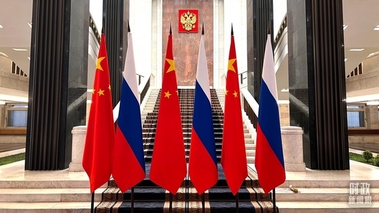 △習(xí)主席在這里同米舒斯京總理握手合影。（總臺(tái)央視記者程鋮拍攝）