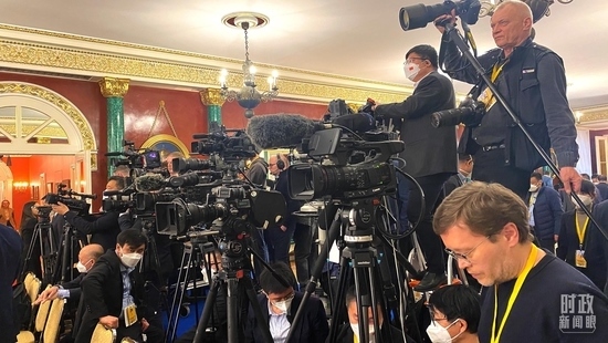 △等待中俄兩國(guó)元首共見(jiàn)記者的中外媒體同仁。（總臺(tái)央視記者段德文、李輝拍攝）