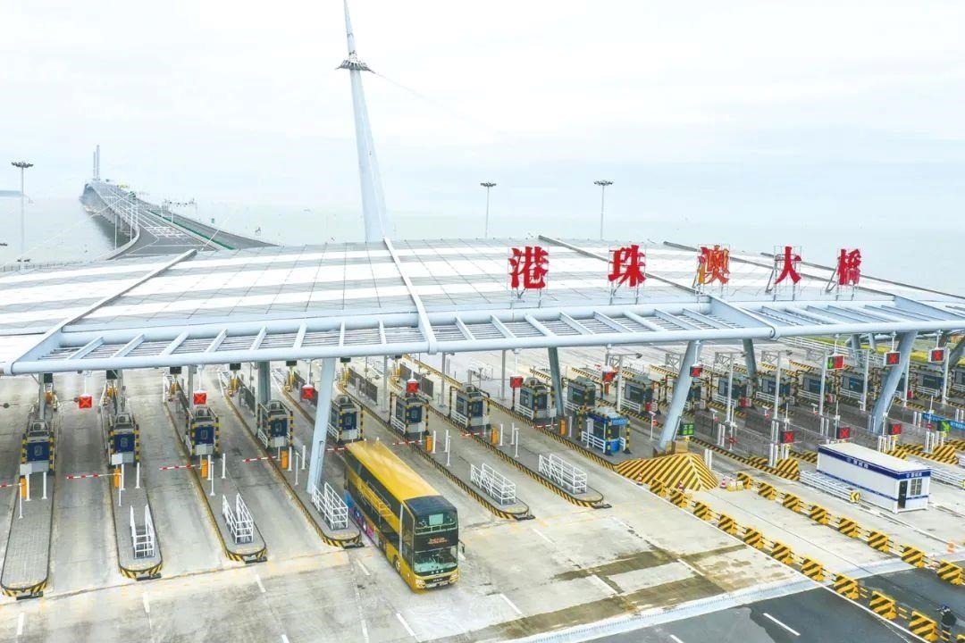 △一輛從香港開往珠海的港珠澳大橋穿梭巴士入境珠海。