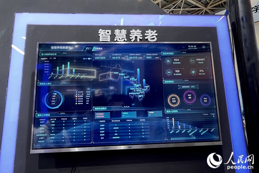 “意康養(yǎng)”智慧養(yǎng)老平臺(tái)充分利用信息化手段，把轄區(qū)內(nèi)社會(huì)資源充分整合和調(diào)配，滿足老年人多元的養(yǎng)老服務(wù)需求。人民網(wǎng) 錢嘉禾攝