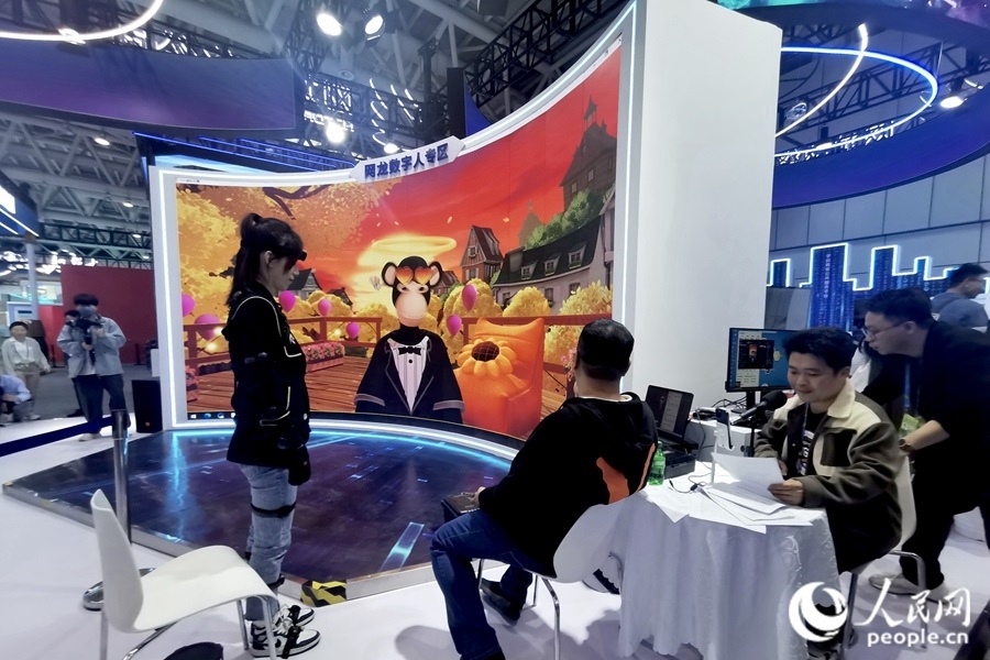 數(shù)字人主播“無(wú)聊猿”。人民網(wǎng) 葉青卿攝