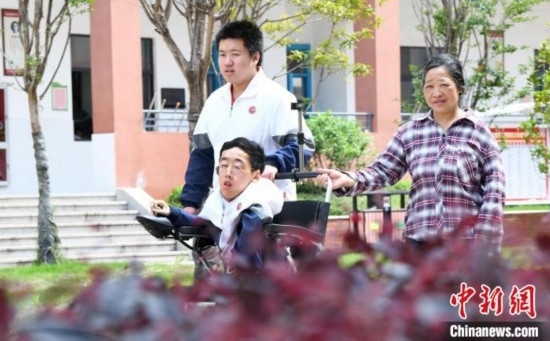 碰上天氣好，朱金祥就會利用休息時間，和鐘華強母親將其推出來賞賞花，曬曬太陽，呼吸一下外面的新鮮空氣。 卓忠偉 攝