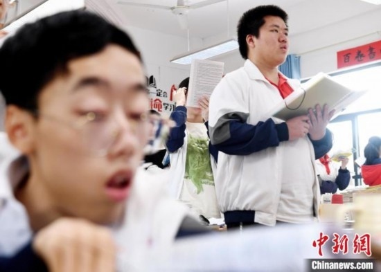 朱金祥(右)和鐘華強(左)正在加緊復(fù)習(xí)迎接高考。 卓忠偉 攝