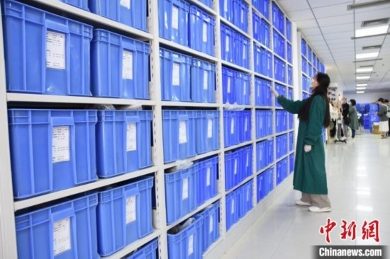 圖為鄭州大學(xué)人骨考古實(shí)驗(yàn)室內(nèi)的骨骼標(biāo)本庫。王宇 攝