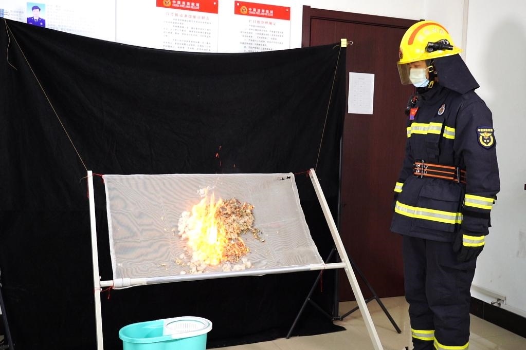 消防員在展示柳絮點(diǎn)燃實(shí)驗(yàn)。 張少欣 攝