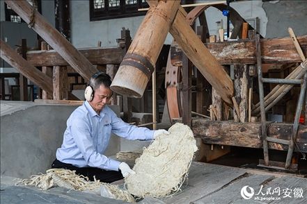 宣紙制作工藝——制簾。人民網(wǎng)記者 張俊攝