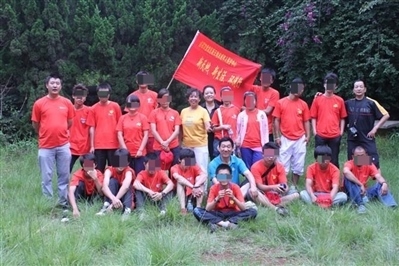 項(xiàng)目辦開展活動(dòng)合影，喬海云（后排中，黑衣）和張?jiān)氯纾ê笈庞乙唬? referrerpolicy=