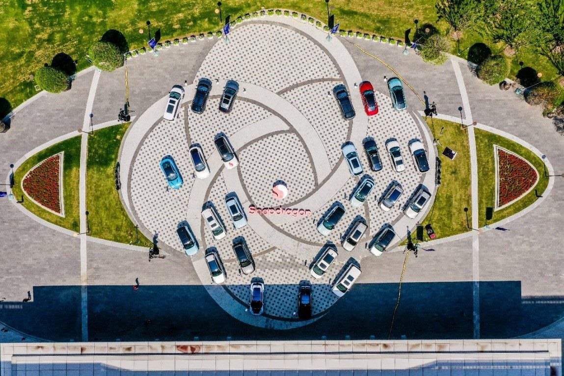 峰會(huì)戶外整車展示區(qū)俯瞰圖。（受訪者供圖）