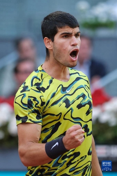 5月7日，阿爾卡拉斯在比賽中慶祝得分。當(dāng)日，在西班牙馬德里網(wǎng)球公開(kāi)賽男單決賽中，西班牙選手阿爾卡拉斯以2比1戰(zhàn)勝德國(guó)選手施特魯夫，奪得冠軍。新華社記者 孟鼎博 攝