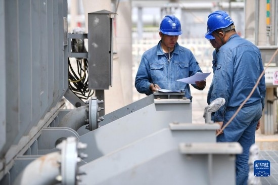 5月27日，電力工人在工程現(xiàn)場進(jìn)行檢修作業(yè)。