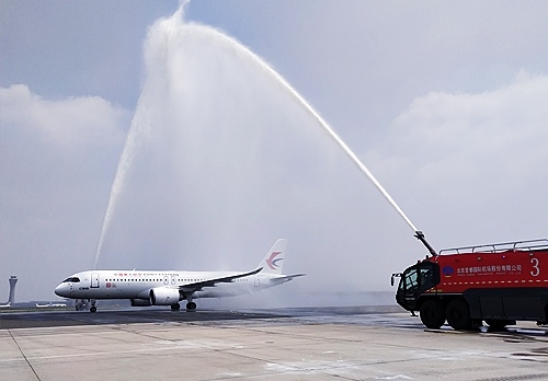 C919穿過象征民航最高禮儀的“水門”。東航供圖