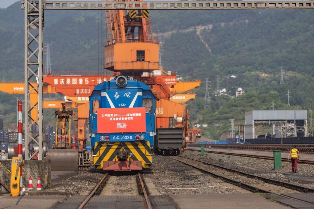 這是2023年4月27日，太平船務(wù)——西部陸海新通道江鐵海聯(lián)運非洲專列在重慶果園港魚嘴站等待發(fā)車。