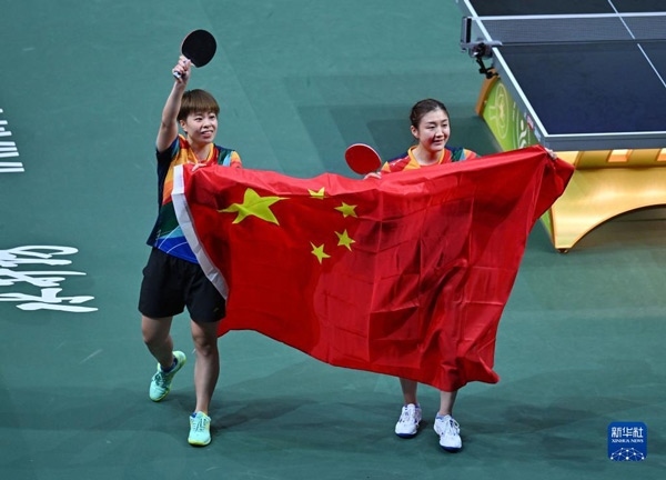 5月27日，陳夢（右）/王藝迪慶祝勝利。當日，在南非德班進行的2023年世界乒乓球錦標賽女子雙打決賽中，中國選手陳夢/王藝迪以3比0戰(zhàn)勝韓國選手田志希/申裕斌，奪得冠軍。新華社記者 陶希夷攝