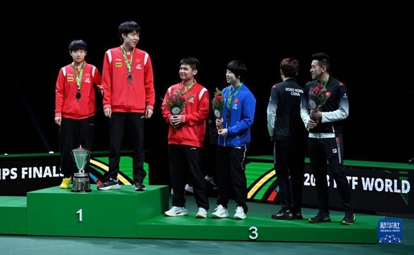 5月26日，冠軍中國組合王楚欽（左二）/孫穎莎（左一）與季軍中國組合林詩棟（左三）/蒯曼（左四）、中國香港組合黃鎮(zhèn)廷（右一）/杜凱琹在頒獎儀式后交流。新華社記者 陶希夷攝