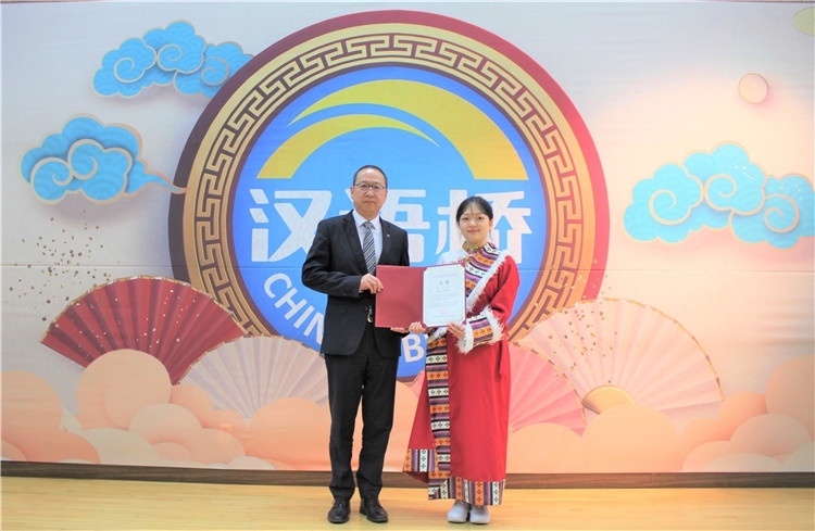 中國銀行首爾分行行長周建軍為大學(xué)生組冠軍頒獎(jiǎng)并頒發(fā)就業(yè)證書。首爾孔子學(xué)院供圖