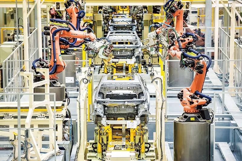 發(fā)展新能源汽車(chē)是我國(guó)從汽車(chē)大國(guó)邁向汽車(chē)強(qiáng)國(guó)的必由之路。2022年中國(guó)新能源汽車(chē)產(chǎn)銷(xiāo)分別實(shí)現(xiàn)705.8萬(wàn)輛和688.7萬(wàn)輛，連續(xù)8年位居世界第一。圖為廣汽埃安第一智造中心焊裝車(chē)間正在熱火朝天地生產(chǎn)。 廣汽埃安新能源汽車(chē)股份有限公司供圖