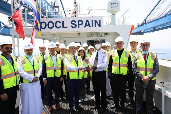 圖為與會(huì)嘉賓參觀“東方西班牙”輪。中遠(yuǎn)海運(yùn)港口阿布扎比碼頭供圖