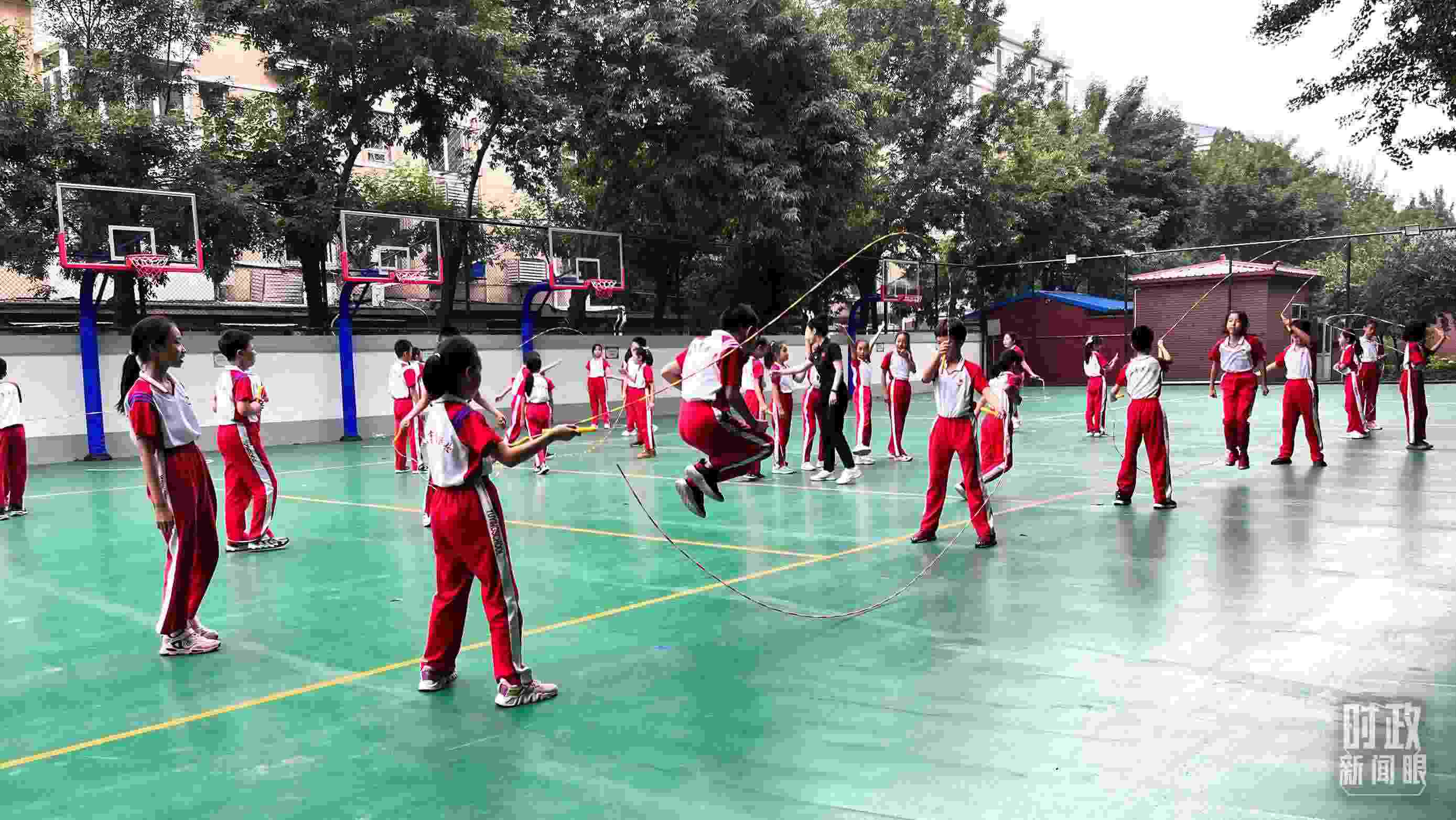 △正在跳繩的學(xué)生。（總臺(tái)央視記者張垚拍攝）