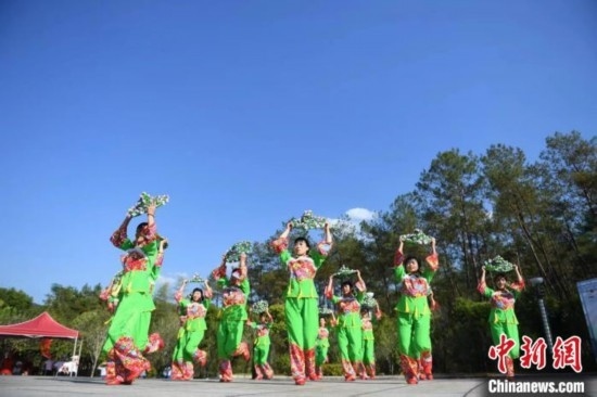 市民在跳廣場(chǎng)舞。 唐小晴 攝