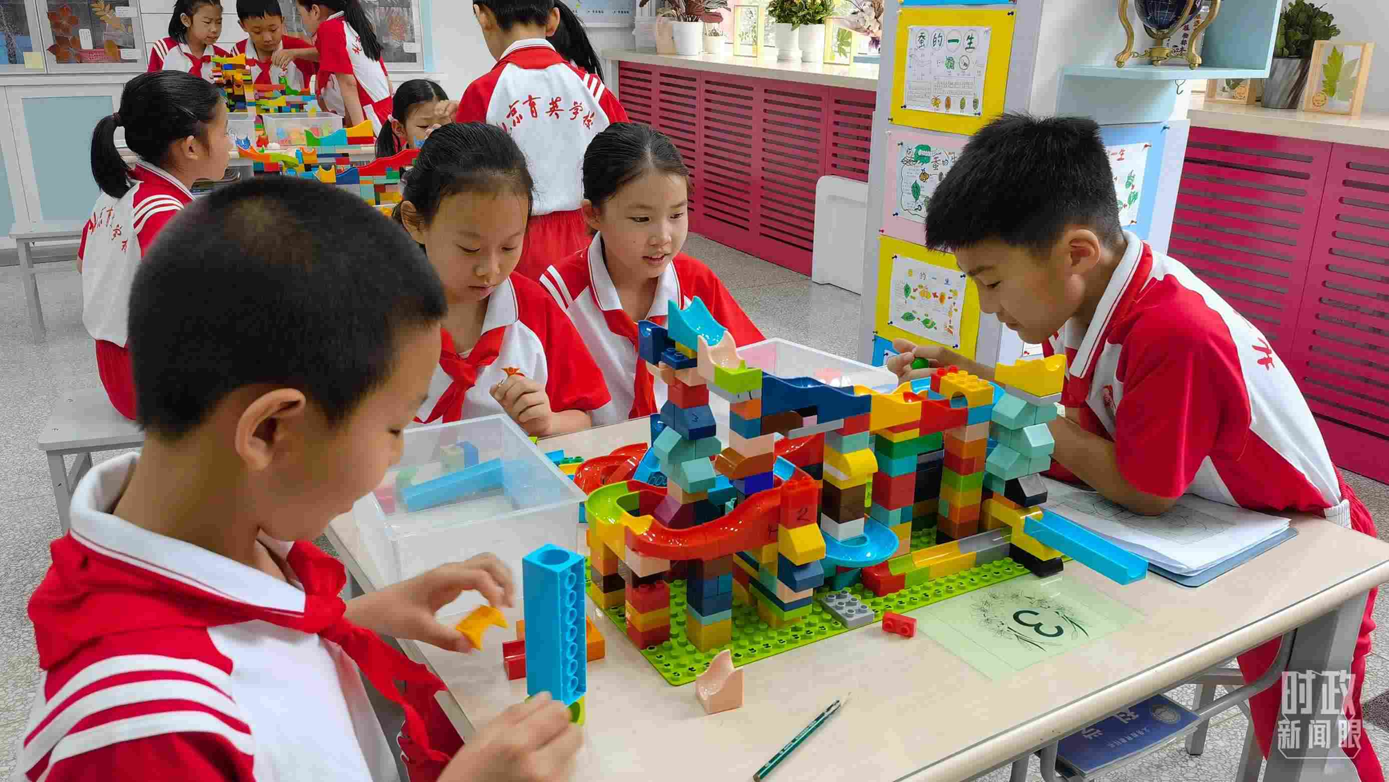 △正在搭建過山車模型的學(xué)生們。（總臺(tái)央視記者石丞拍攝）