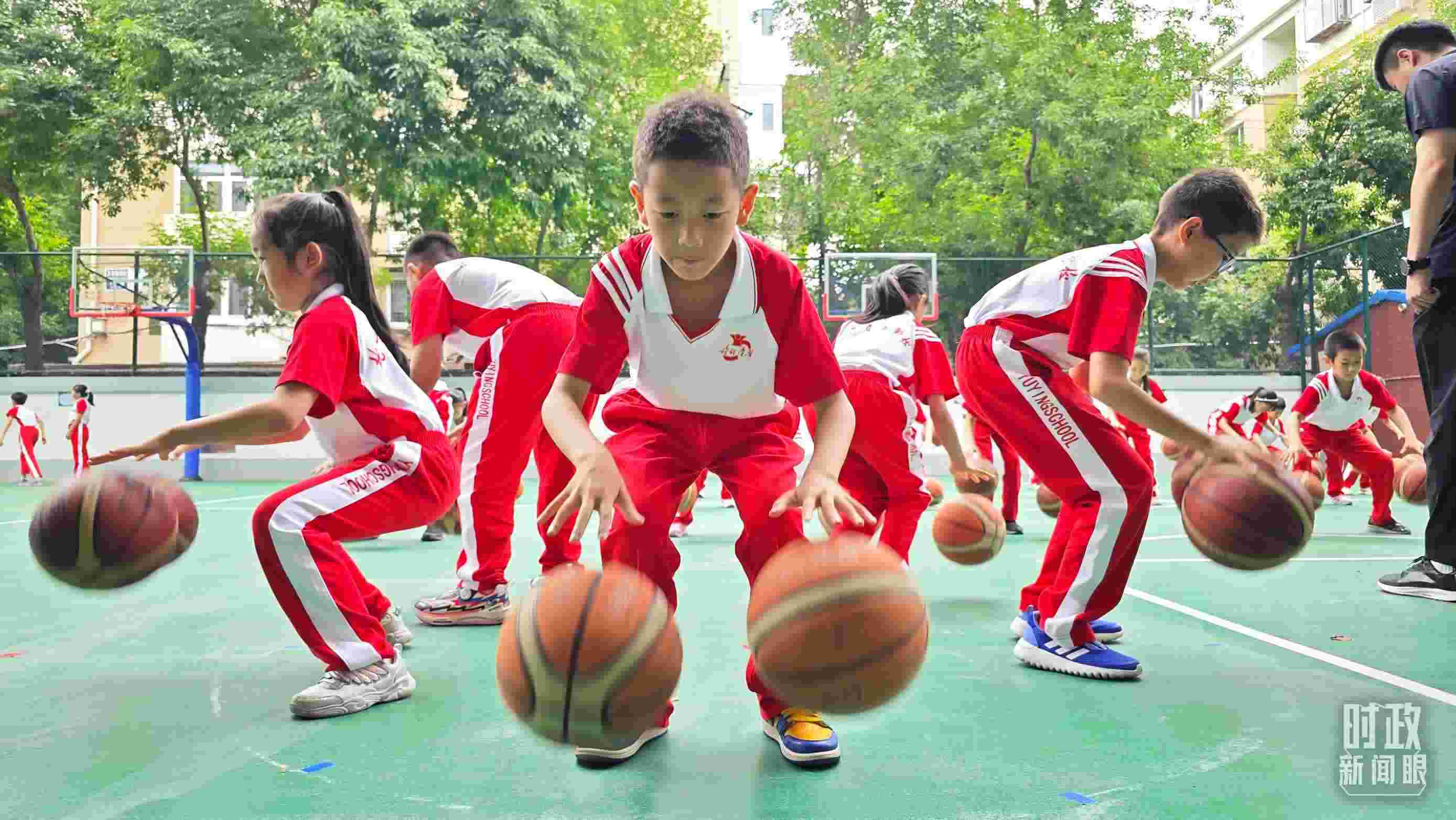 △學(xué)生正在打籃球。（總臺(tái)央視記者彭漢明拍攝）