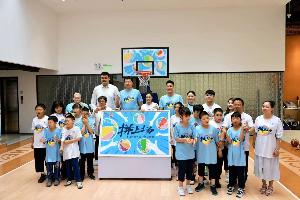 嘉賓與特奧小運(yùn)動(dòng)員在活動(dòng)結(jié)束后合影。人民網(wǎng)記者 郝帥攝