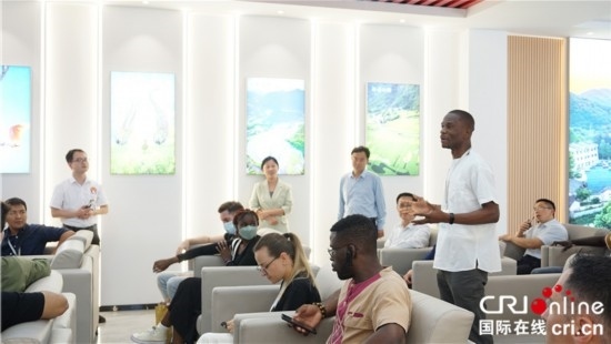 “一帶一路”國際青年走進信陽羅山 看“紅”“綠”資源助力鄉(xiāng)村未來_fororder_“一帶一路”國際青年采風團成員現(xiàn)場提問 攝影 賈親親.JPG