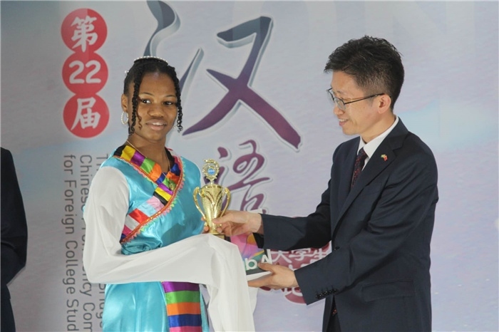 黃瑞參贊為獲獎選手頒發(fā)二等獎。圭亞那大學(xué)孔子學(xué)院供圖