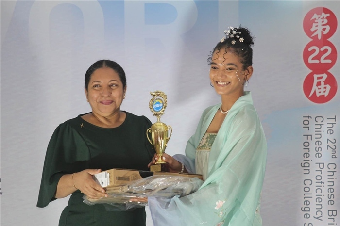 圭亞那大學(xué)校長默罕默德為獲獎選手頒發(fā)一等獎。圭亞那大學(xué)孔子學(xué)院供圖