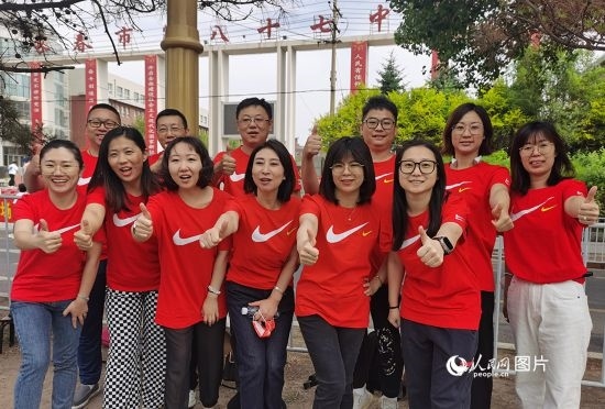 6月7日一早，陽(yáng)光明媚，天氣涼爽，在長(zhǎng)春市第八十七中學(xué)，考生們正陸續(xù)進(jìn)入考場(chǎng)。親友團(tuán)為參加高考的學(xué)子們加油鼓勁。人民網(wǎng)記者 王帝元攝