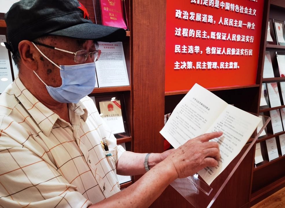 夏云龍給記者展示國歌法修改的內(nèi)容。人民網(wǎng)記者 唐小麗攝