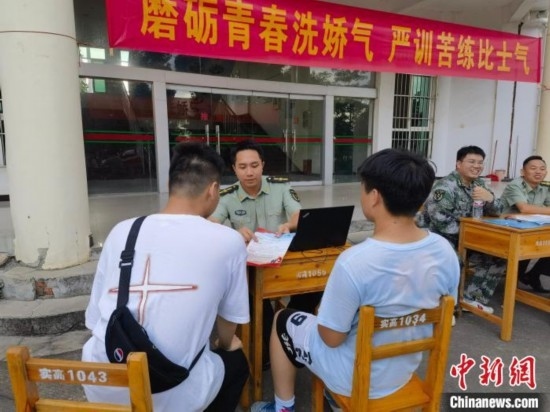 專武干部在講解相關政策。韋碩 攝