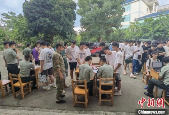 專武干部在發(fā)放兵役登記證。韋碩 攝