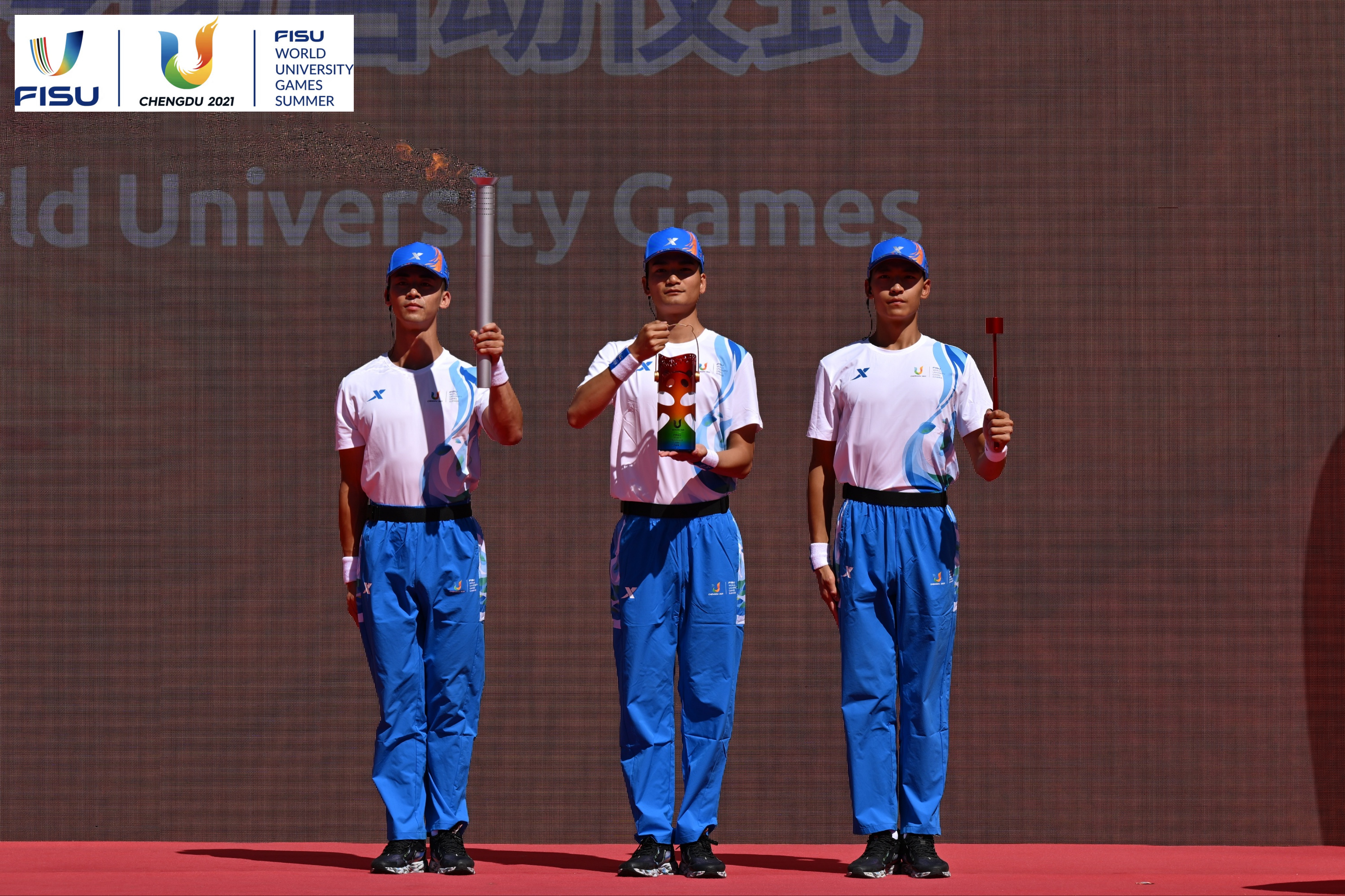 成都大運會火種護衛(wèi)隊點燃大運火炬。 圖片來源：成都大運會執(zhí)委會供圖