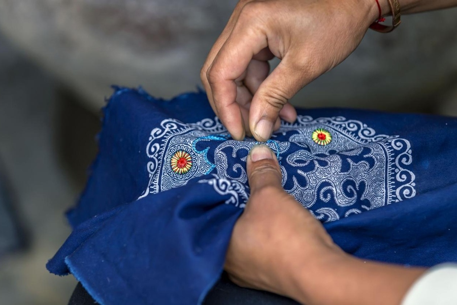 在貴州省黔西市新仁苗族鄉(xiāng)化屋村，村民在制作苗繡。新華社記者 范暉 攝