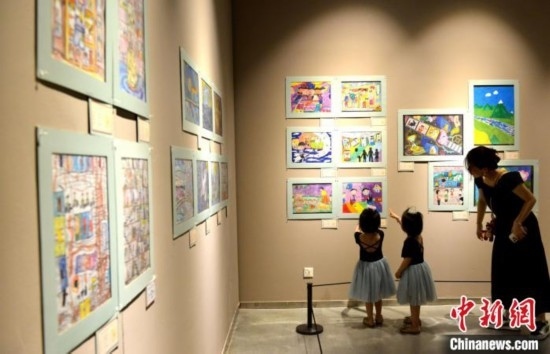 圖為家長帶著孩子參觀展覽。呂明 攝