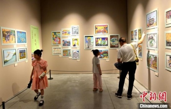 圖為家長帶著孩子參觀展覽。呂明 攝