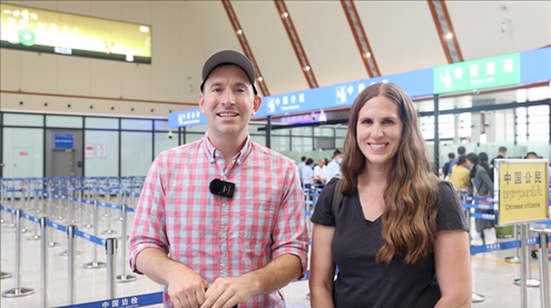 6月13日，來自美國的德拉古（Dragoo）夫婦將首次乘坐中老鐵路國際旅客列車從中國出境。李揚 攝