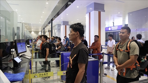 6月13日，乘坐中老鐵路國際旅客列車的旅客在磨憨邊檢大廳排隊候檢。李揚 攝