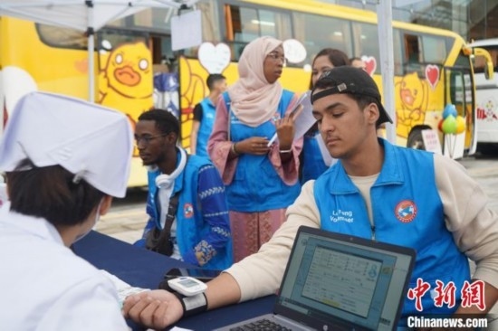 6月13日，在第20個世界獻(xiàn)血者日前夕，20名在贛留學(xué)生組團(tuán)前往血站獻(xiàn)血。吳迪 攝