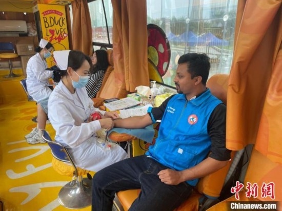 6月13日，在第20個世界獻(xiàn)血者日前夕，20名在贛留學(xué)生組團(tuán)前往血站獻(xiàn)血。吳迪 攝