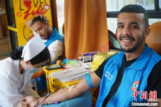 6月13日，在第20個世界獻(xiàn)血者日前夕，20名在贛留學(xué)生組團(tuán)前往血站獻(xiàn)血。吳迪 攝